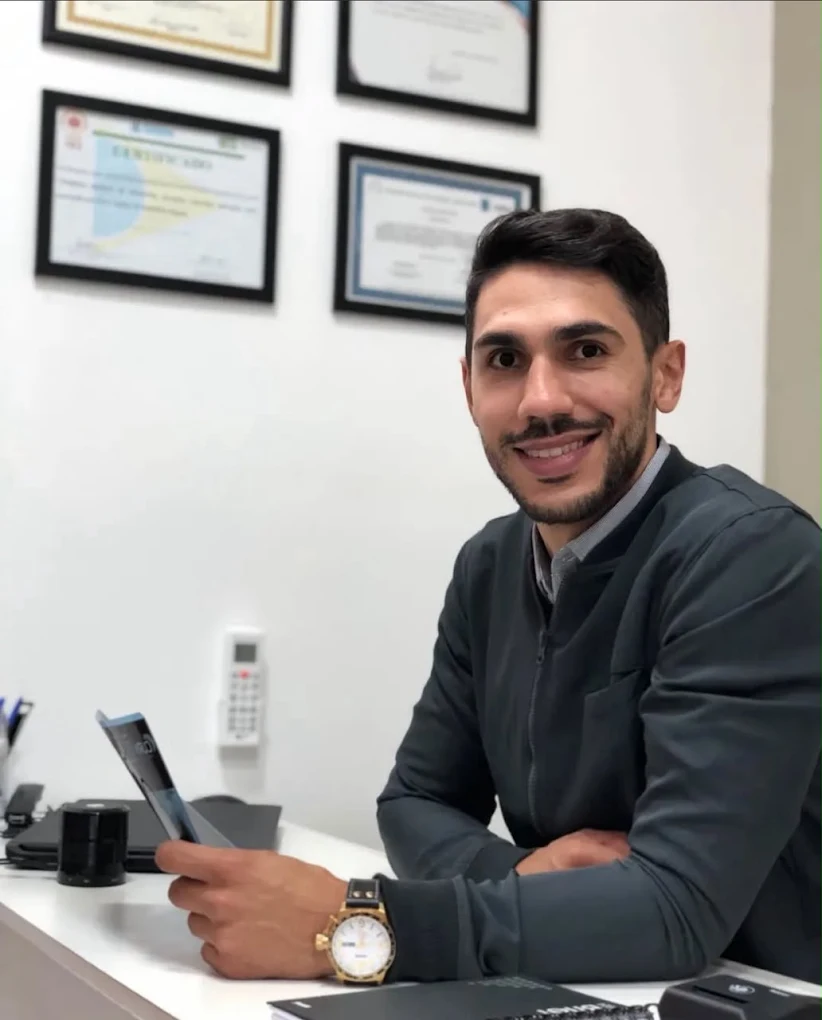 Dr. Leonardo Rezende em seu consultório